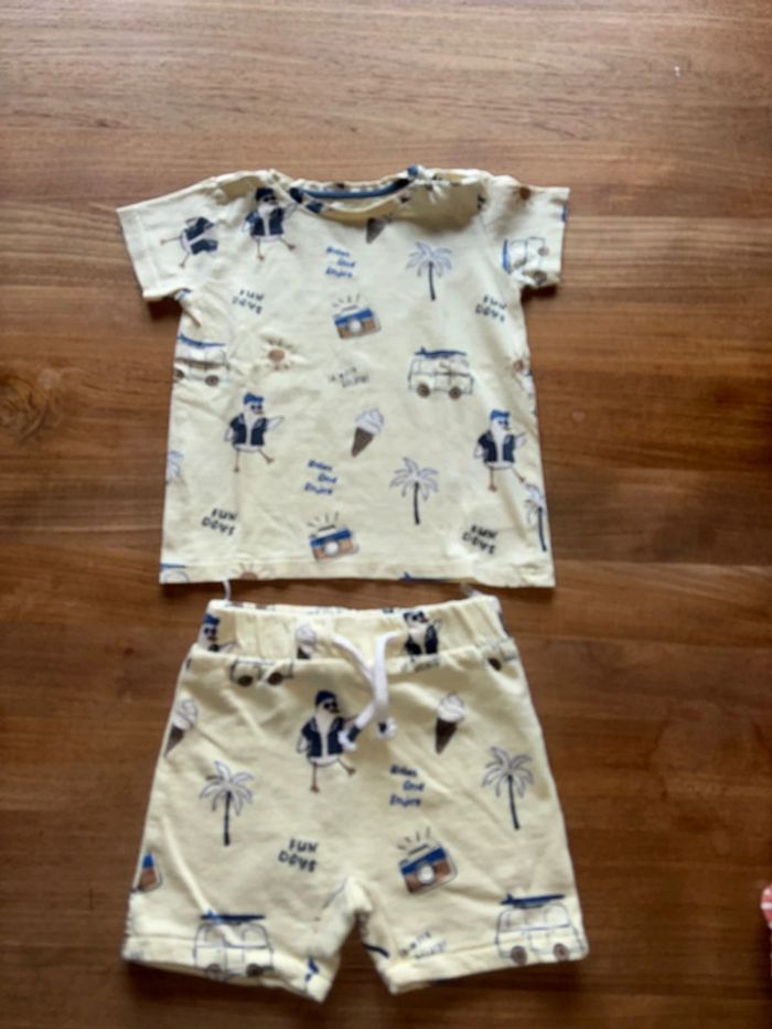 3 ensemble short /teeshirt garçon C&A 18/24 mois - photo numéro 2