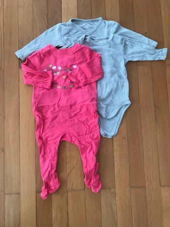 Lot taille 6 mois (2 bodys + 1 pyjama leger)