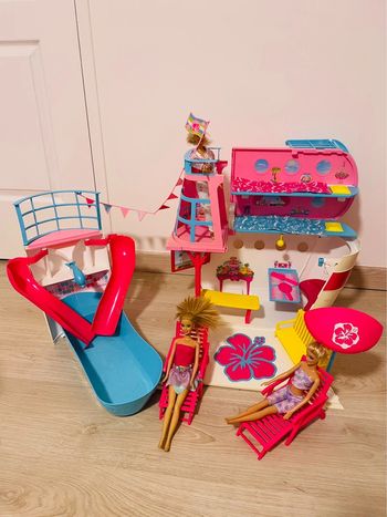 Bateau barbie avec piscine