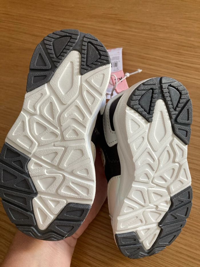 Chaussures neuves Taille 22 - photo numéro 7
