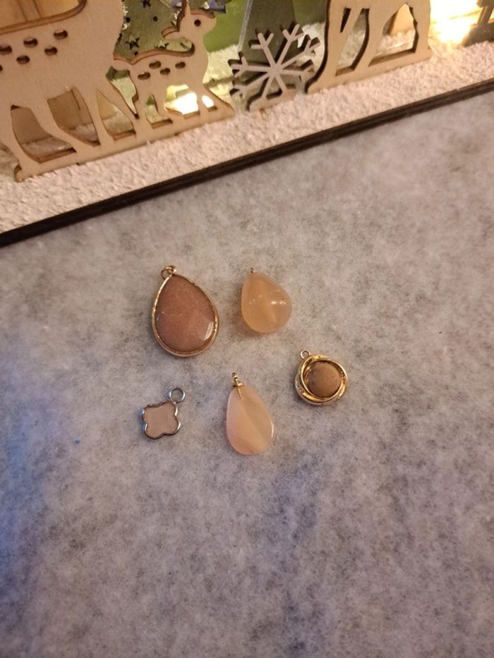 Lot de petites breloques pêche marron doré - photo numéro 3