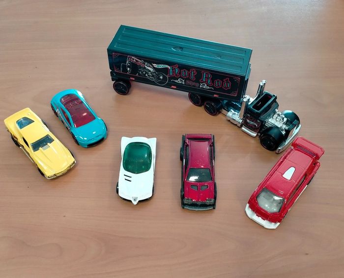 Lot camion + 5 voitures Hotwheels