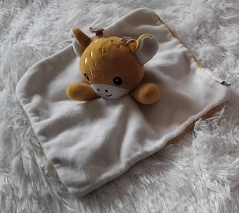 Doudou girafe carré plat blanc et moutarde - Siplec