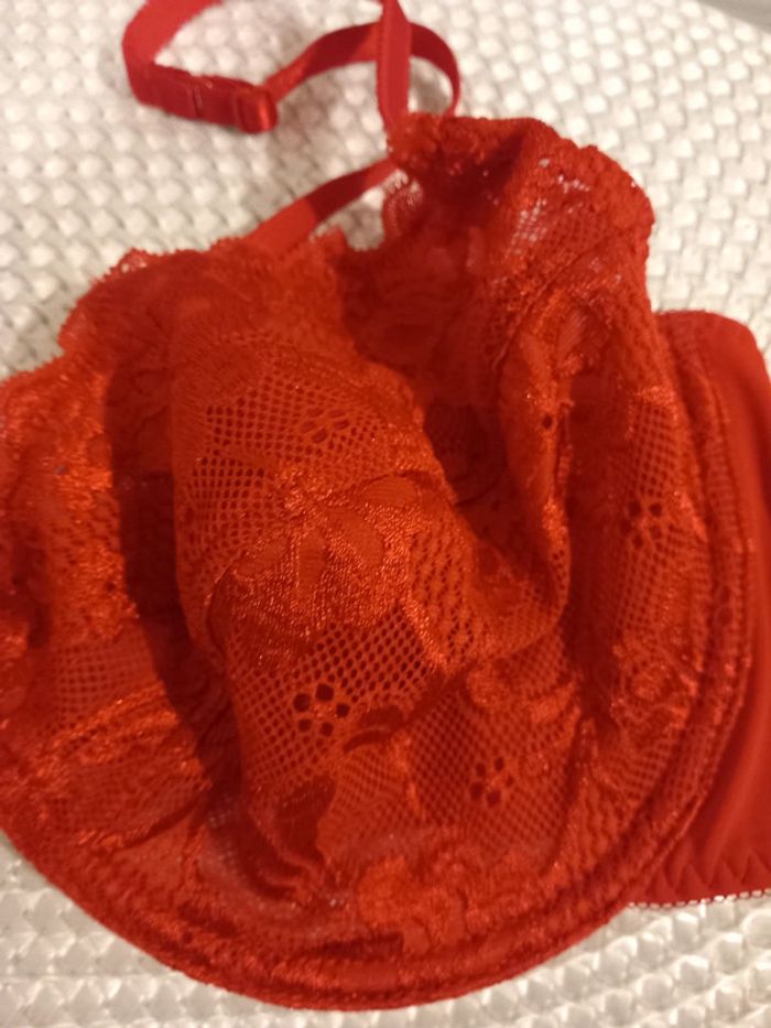 🥰 Soutien gorge taille 100d rouge dentelles - photo numéro 2
