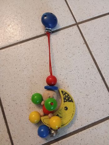 Attache tétine enfant en bois numéro 2
