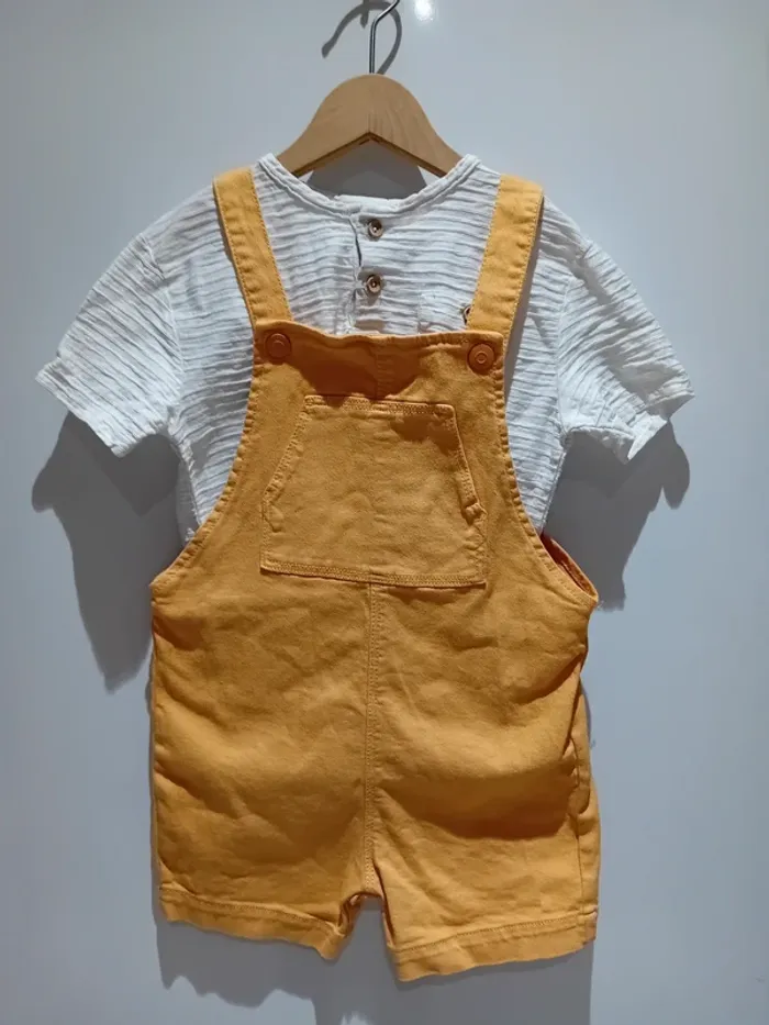 Ensemble salopette short et tee-shirt manches courtes