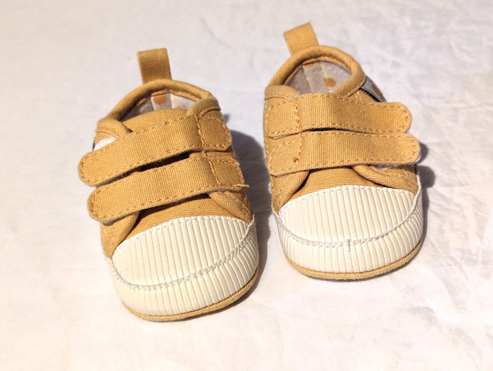 Chaussures Jaunes Ocre Dessin Petit Poussin Fermeture Scratchs Accessoires Petits Enfants Bébés