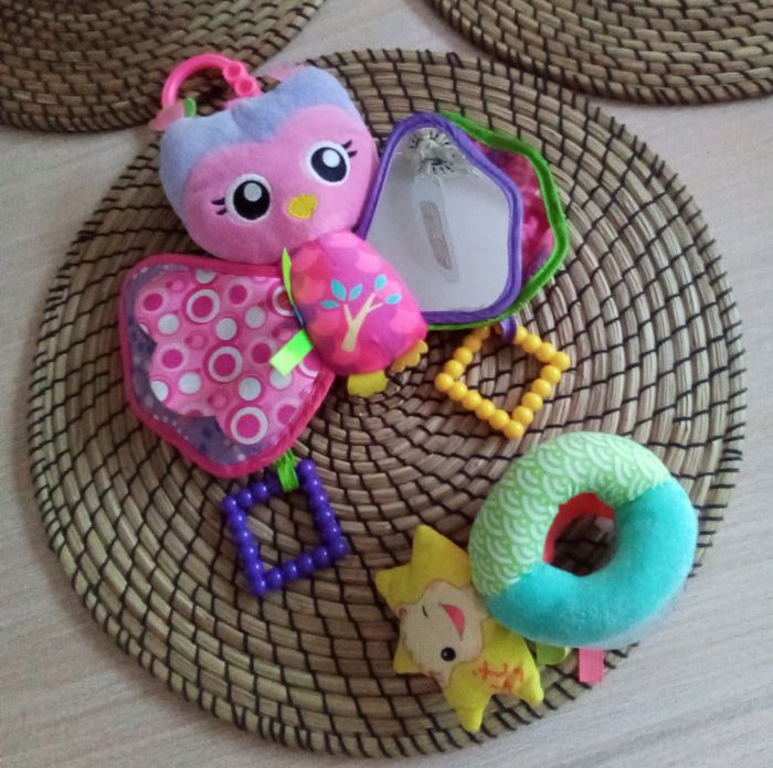 Lot papillon d'activités à accrocher et grelot Sophie la girafe 1er âge