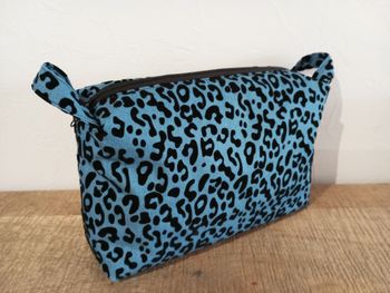 Trousse maquillage bleu denim léopard noir 
