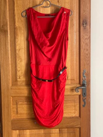 Robe rouge moulante