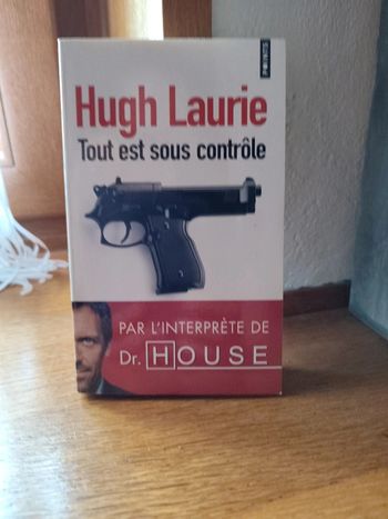 Livre Tout est sous contrôle d'Hugh Laurie très bon état