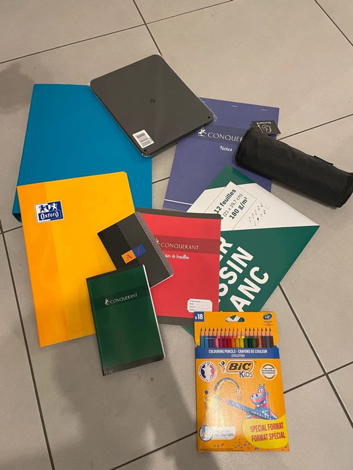 Lot neuf de fournitures scolaires