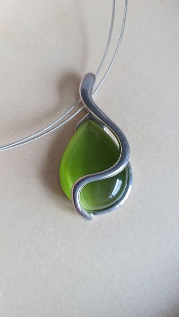 Collier avec pendentif goutte couleur jade