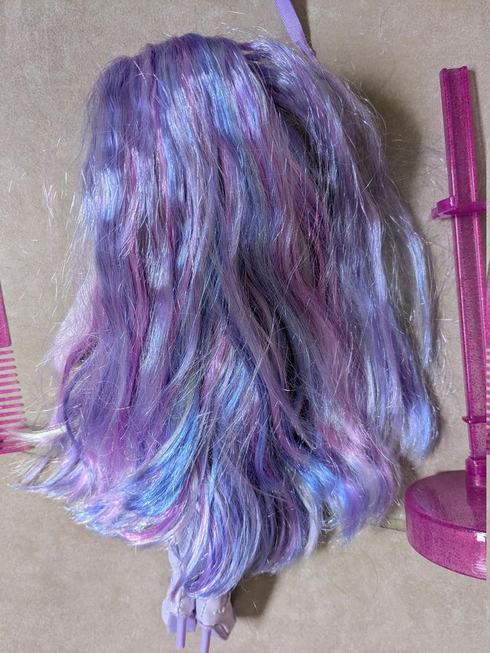 Poupée rainbow high Willow avec support et peigne - photo numéro 2
