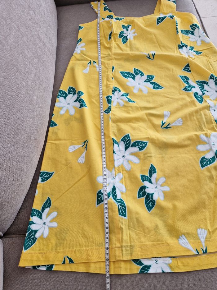 Robe polynésienne jaune à fleurs blanche et feuilles vertes - photo numéro 8