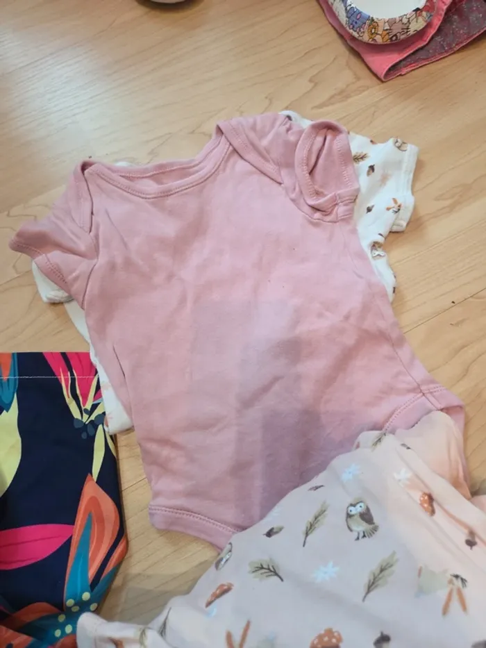 Lot bodies taille 12 18mois - photo numéro 8