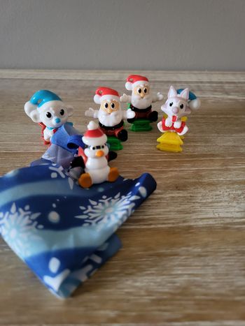 Lot de 4 figurines Kinder de Noël + 1 double