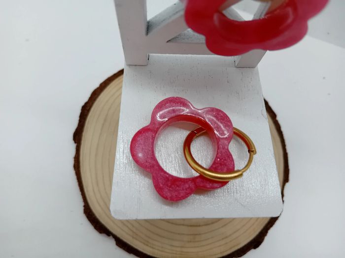 Boucles d'oreilles anneaux grandes fleurs rouges résine - photo numéro 3