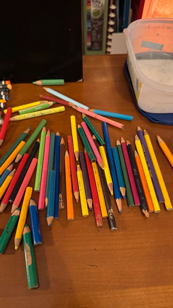 Ensemble de plusieurs crayon de couleur, crayon de cire, crayon à l’huile, et peinture - photo numéro 6