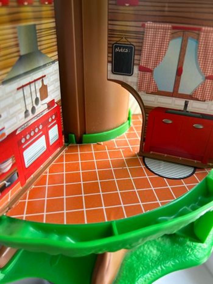 Arbre magique avec 4 personnages - photo numéro 5