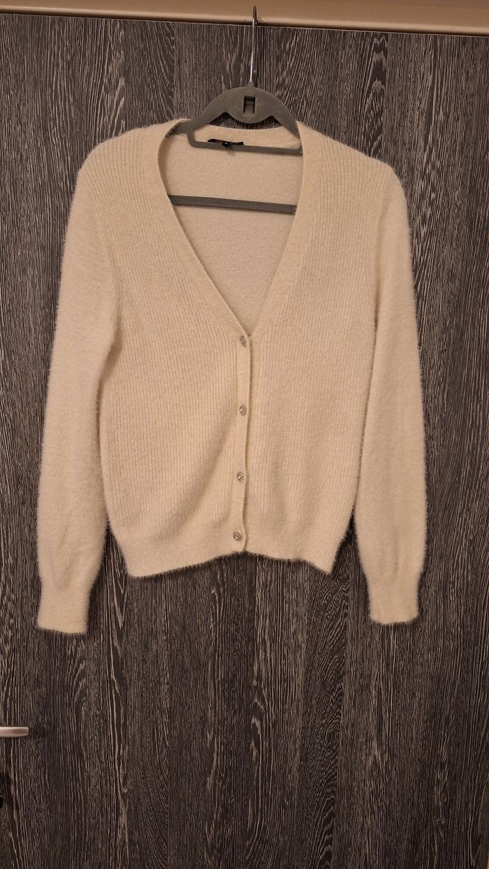 Gilet en mailles duveteuse écru à boutons strass