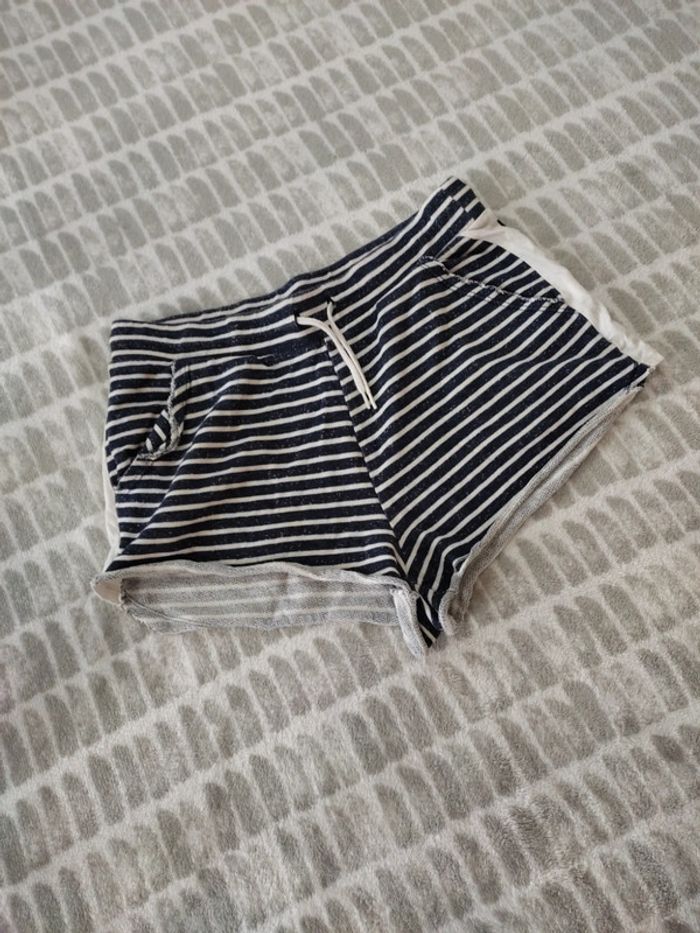 Mini short court taille haute rayures blanc marine stradivarius taille 38 - photo numéro 2