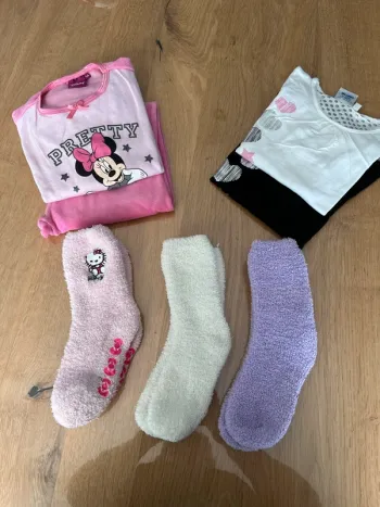 Lot vêtements 5 ans pyjama t-shirt chaussettes