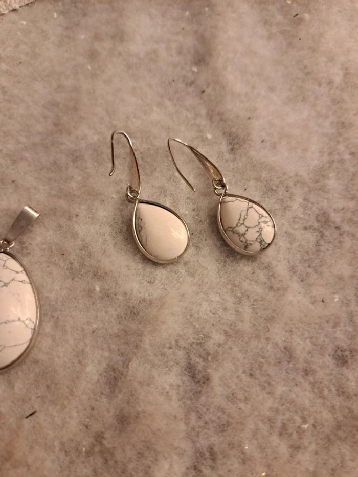 Boucles d'oreilles pendante avec pendentif assortie blanc marbré - photo numéro 8
