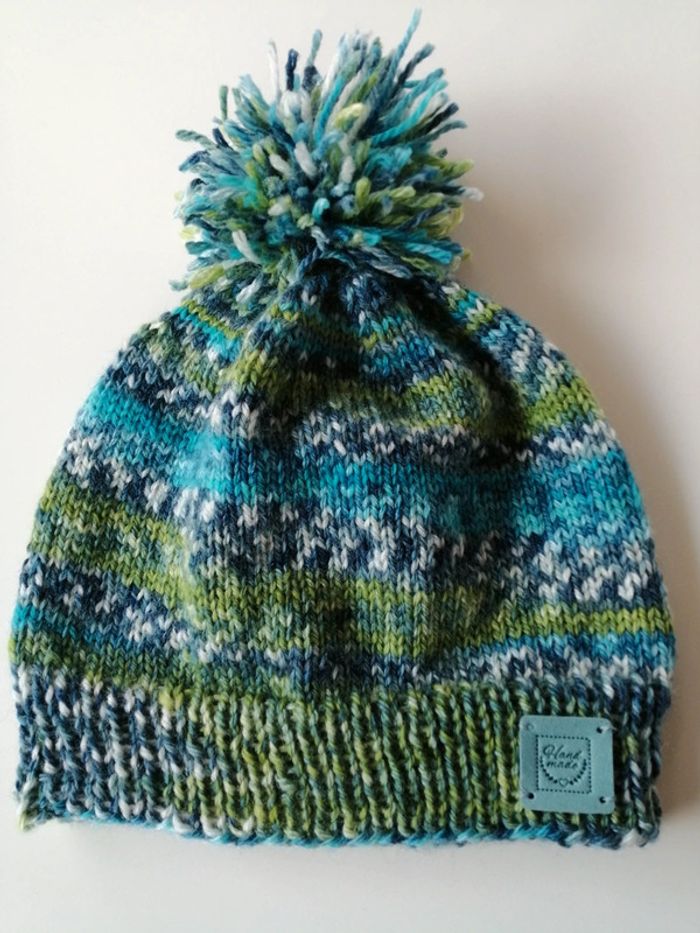 Bonnet tricoté main neuf