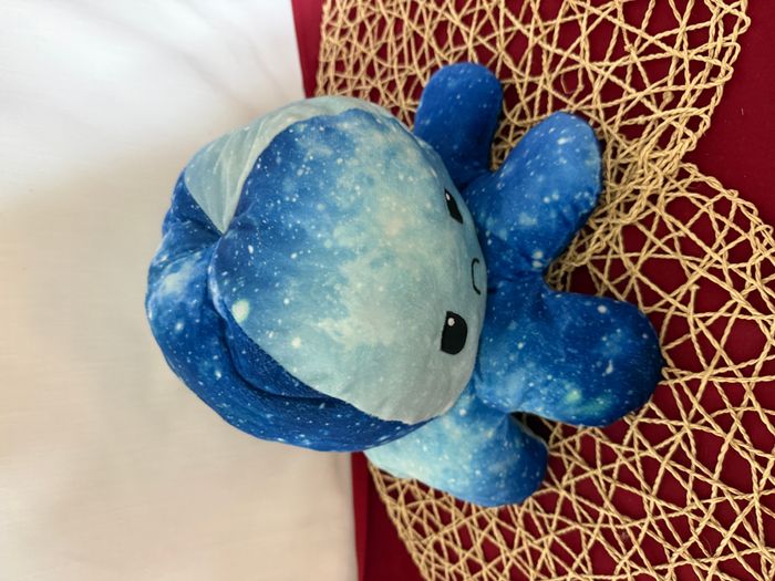 Peluche réversible. Pieuvre bleue et violette galaxie visage joyeux/triste - photo numéro 5