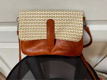 Très joli sac à main / Neuf / Tissu et simili-cuir camel