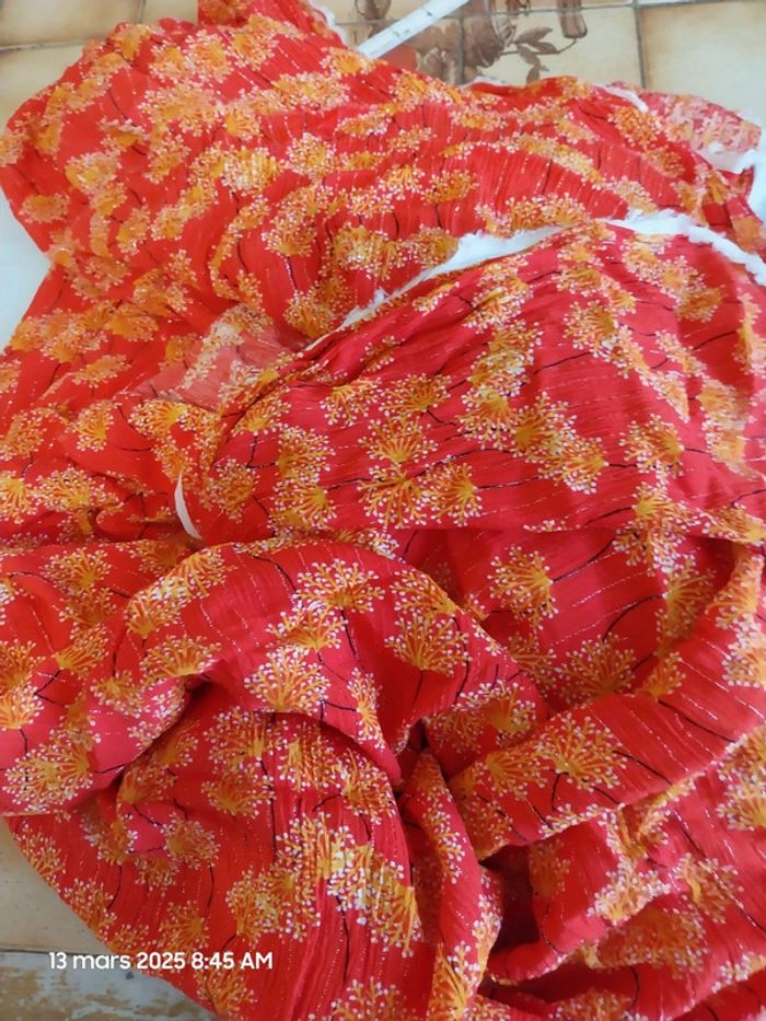 Coupon de 250 x 125 cm -Tissu crêpe viscose fil lurex fond orange avec fleurs jaune d'or et blanc– M - photo numéro 6
