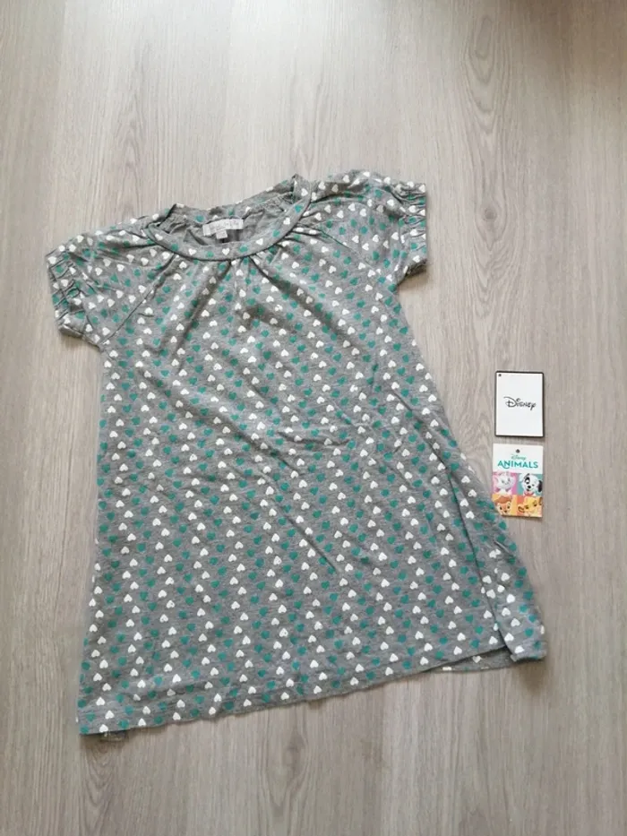 Tunique grise manches courtes à motifs coeurs blancs et turquoise / placard de fille / (6ans)