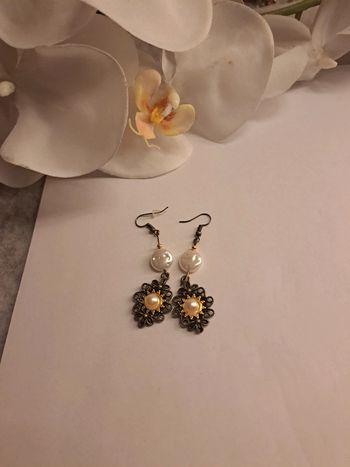 Boucles d'oreilles pendante blanches et bronze