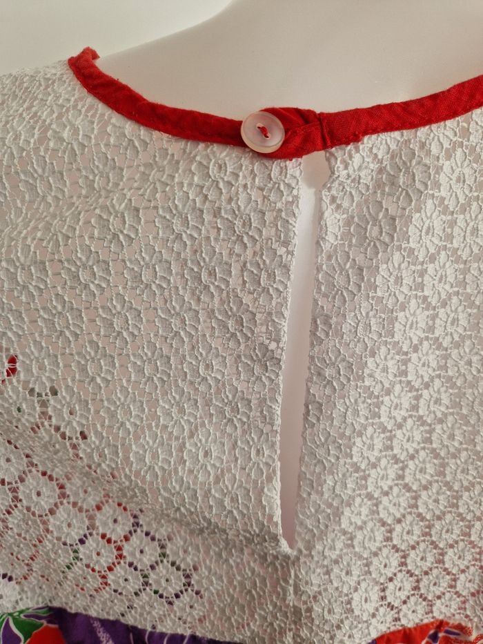 Robe polynésienne violette à fleurs rouge à détail dentelle - photo numéro 6