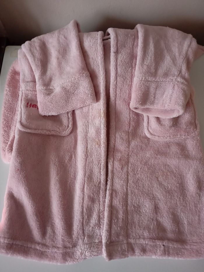 Robe de chambre rose clair 4 ans  polyester 2 poches et une ceinture.Hello Kitty. Très bon état - photo numéro 3