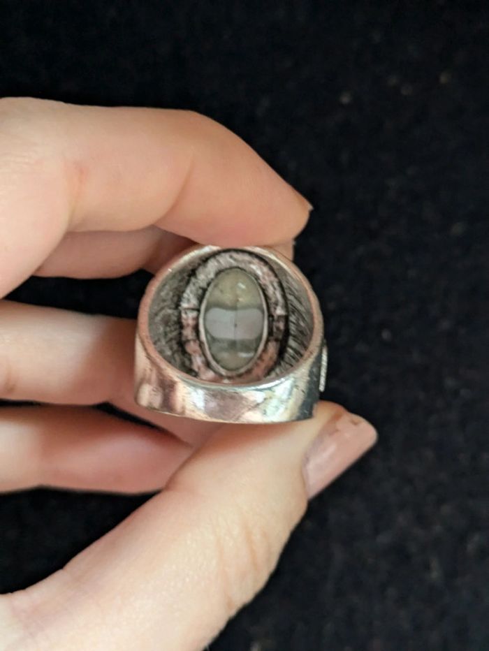 Bague style chevalière avec un strass - photo numéro 3