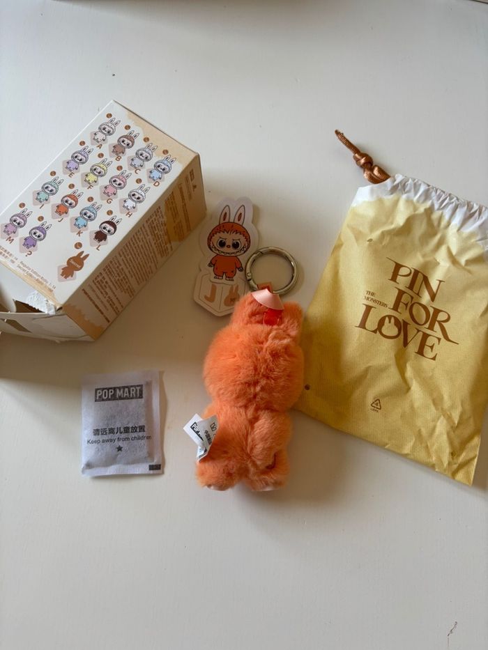 PopMart Labubu The Monsters Pin For Love « J » - photo numéro 2