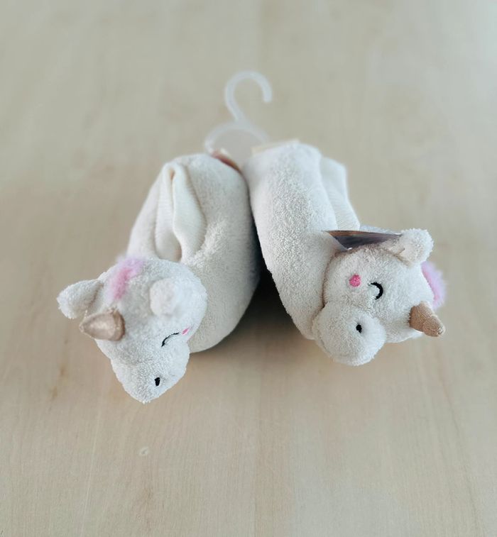 Chaussons licorne neufs taille 19/20