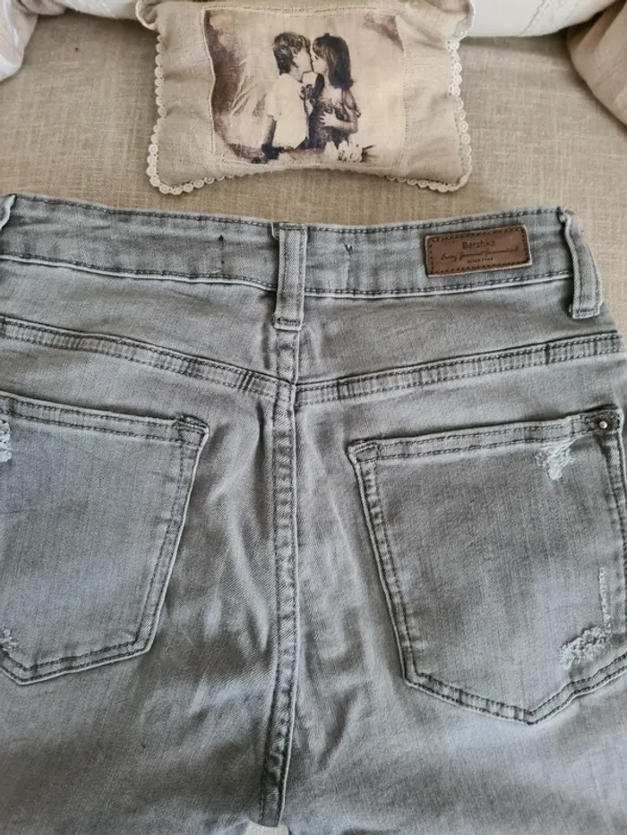 Jeans gris à trous Bershka Taille 36