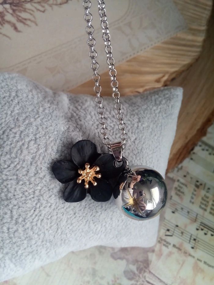 Bola argenté fleur noire