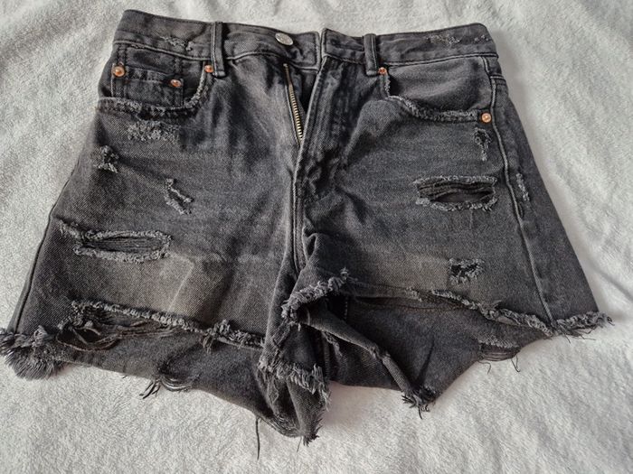 Short en jean noir délavé troué stradivarius T34 - photo numéro 3