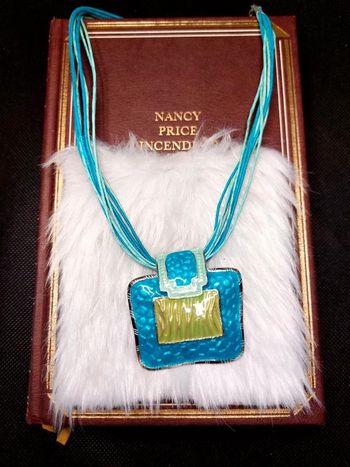 Magnifique collier cordelette bleu avec médaillon nacré vintage 00's Y2k