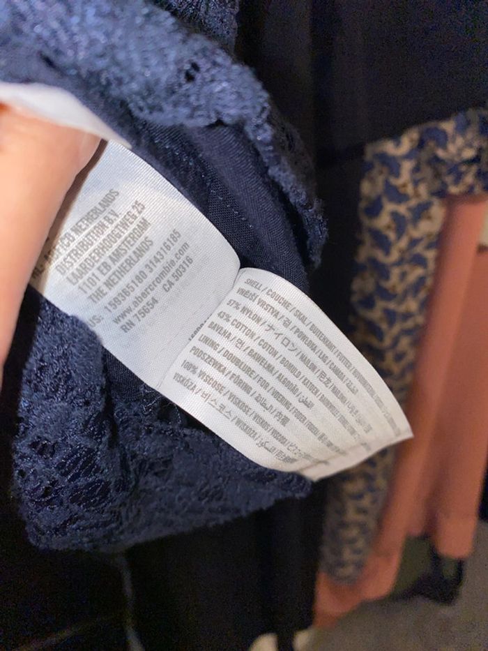 Petite robe courte en dentelle épaules découverte taille 38 - photo numéro 7