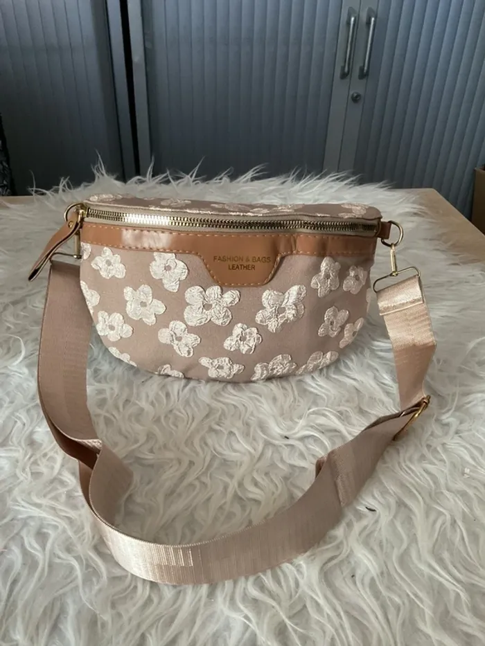 Sac banane fleuris neuve