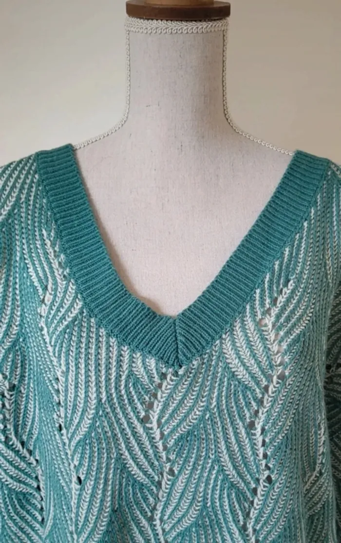 Pull ample col V vert turquoise et blanc Shein curve Taille 2XL ou 50/52 - photo numéro 2