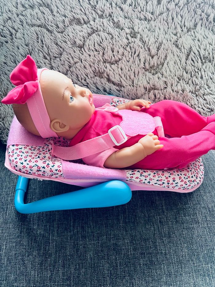 Poupon dans son siège auto - photo numéro 2