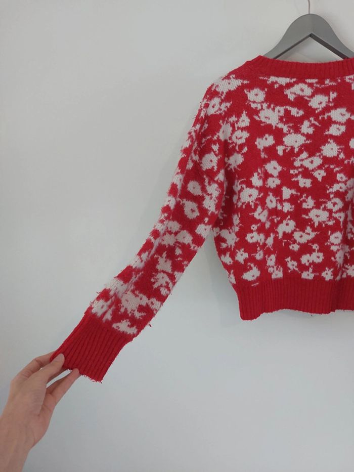 Pull rouge mailles motifs fleurs blanches Cache Cache taille M coupe loose cosy - photo numéro 4