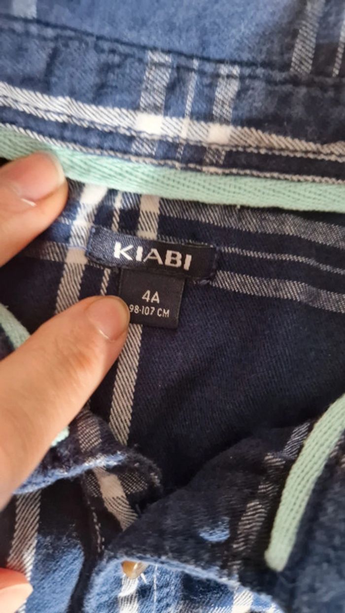 Chemise à carreaux bleu foncé et blanc Kiabi 🏔 4 ans - photo numéro 3
