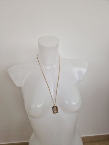 Collier argenté avec pierre transparente
